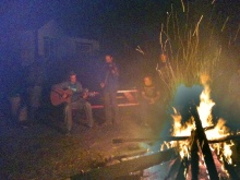 Auberge de jeunesse de Tadoussac, musique autour du feu